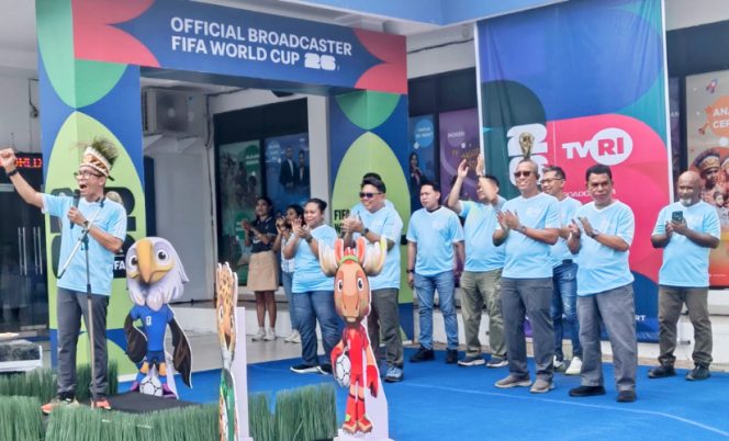 
					Kepala TVRI Stasiun Papua Erwin Hendarwin saat sambutan pada Kick Off Piala Dunia FIFA 2026 di halaman Kantor Stasiun TVRI Papua, Kota Jayapura, Papua. (Foto: Makawaru da Cunha)