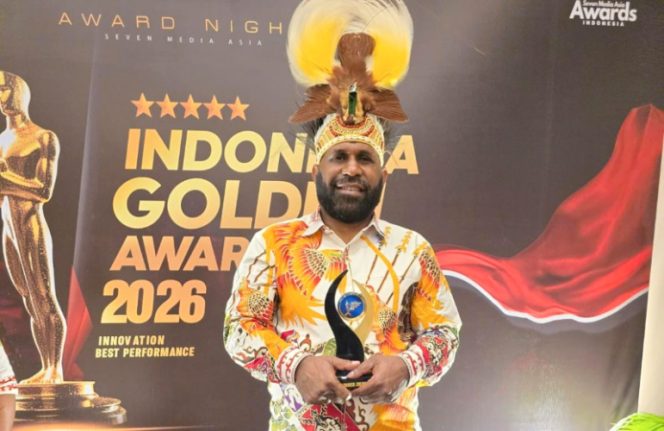 
					Ketua DPRK Puncak, Thomas Tabuni saat menerima penghargaan The Best Legislatif Indonesia Golden Award 2026 dan The Leader Legislative Magazine. (Foto dok: Diskominfo Puncak)