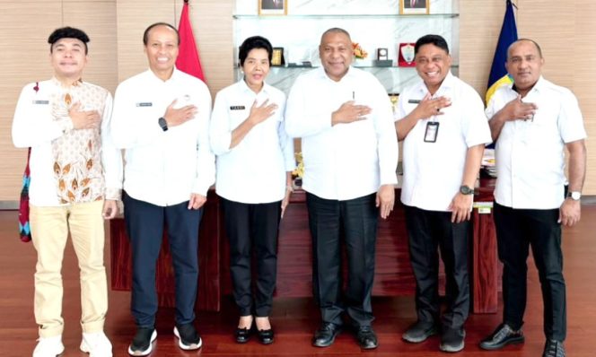 
					Foto bersama usai pertemuan Tim KEPP Otsus Papua dengan Pemprov Papua. (KabarPapua.co/Imelda)