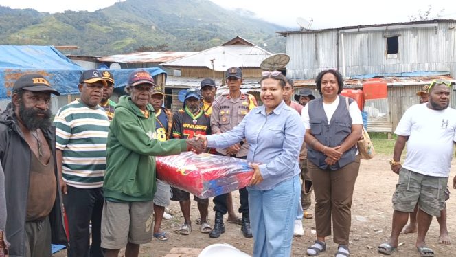 
					Anggota Komisi II DPR Papua Pegunungan, Melisa Ivani Tabo mememberikan bantuan kepada korban kebakaran di Tolikara. Foto: ist