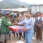 Anggota Komisi II DPR Papua Pegunungan, Melisa Ivani Tabo mememberikan bantuan kepada korban kebakaran di Tolikara. Foto: ist