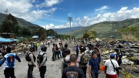 Olah TKP Polda Papua dan Polres Tolikara di lokasi kebakaran di daerah Karubaga. Foto: Humas Polda Papua