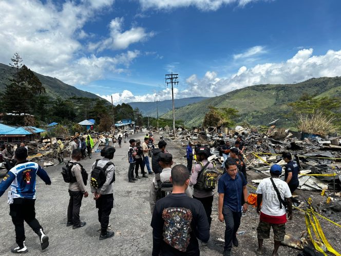 
					Olah TKP Polda Papua dan Polres Tolikara di lokasi kebakaran di daerah Karubaga. Foto: Humas Polda Papua