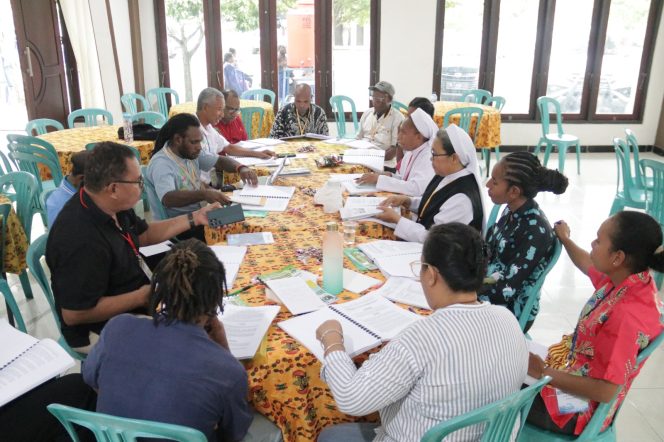 
					Pembagian diskusi dalam kelompok pada Sinode Keuskupan Jayapura.  Foto: Sinode Keuskupan Jayapura