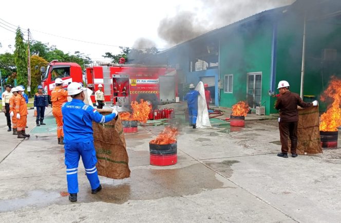 
					Simulasi tanggap darurat kebakaran di PLN IP UBP Holtekamp. Foto:PLN IP UBP Holtekamp