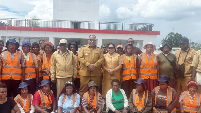 
					Petugas Kebersihan Bersama Bupati Jayawijaya Atenius Murip, S.H,M.H dan Plt. Kadis Dinas Lingkungan Hidup  dr.Idawati Waromi Murip, Sp.KJ.
Foto: Agris Wistrijaya/KabarPapua.co
