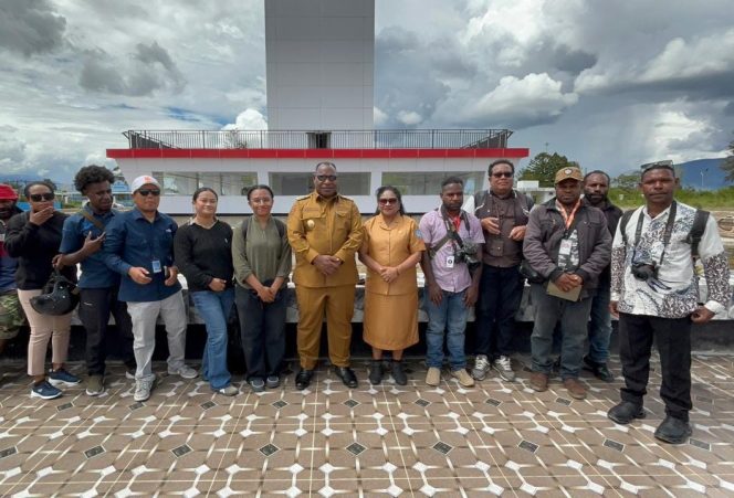 
					Bupati Jayawijaya Atenius Murip S.H,M.H dan Ibu Bupati Jayawijaya Ny. Dr Idawati Waromi Murip, Sp.KJ bersama beberapa Wartawan yang ada di Kabupaten Jayawijaya. Foto: Kominfo Jayawijaya
