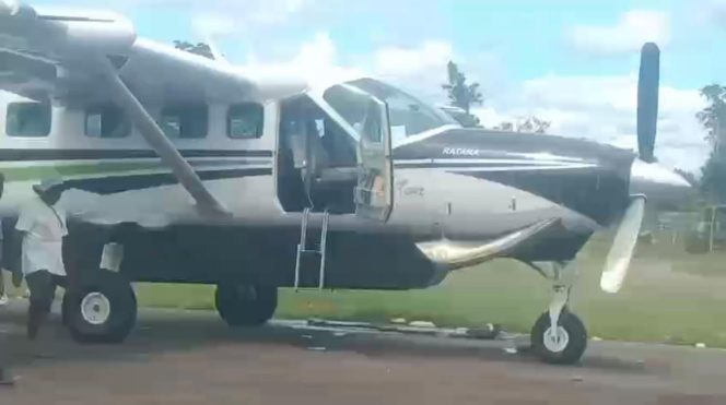 
					Pesawat Smart Air PK-SNR yang ditembaki di Lapangan terbang Korowai Batu. Foto: ist