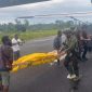 Evakuasi jenazah pilot dan co pilot dari Bandara Korowai Batu. Foto: Satgas Damai Cartenz. 