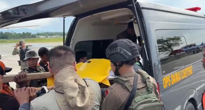 
					Evakuasi jenazah pilot dan co pilot dari Bandara Korowai Batu. Foto: Satgas Damai Cartenz. 