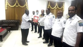 Pemberian SK Pelaksana Tugas Oleh Bupati Jayawijaya Atenius Murip dan didampingi oleh Wakil Bupati Jayawijaya Ronny Elopere di ruang Kerja Bupati. Foto : Istimewa
