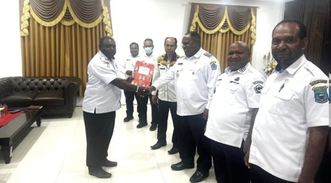 Pemberian SK Pelaksana Tugas Oleh Bupati Jayawijaya Atenius Murip dan didampingi oleh Wakil Bupati Jayawijaya Ronny Elopere di ruang Kerja Bupati. Foto : Istimewa
