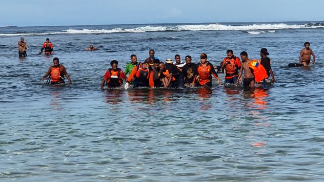 
					Pencarian 2 korban tenggelam Pantai di Base G Jayapura. Foto: SAR Jayapura