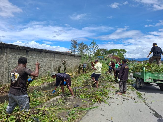 
					Pembersihan saluran air di Jalan Gatot Subroto  Wamena, Jumat 20 Februari 2026. Foto: Agris Wistrijaya/Kabarpapua.co