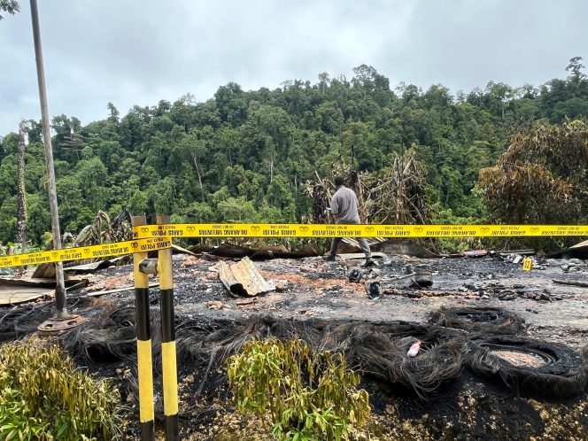 
					Garis polisi yang  terpasang di pos kamtibmas PT Kristalin Ekalestari Nabire.  Foto: Ops damai Cartenz