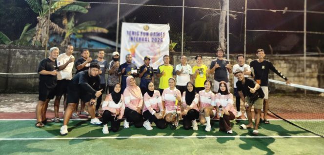 
					Peserta dan panitia Tennis Fun Games Internal 2026 PELTI Kabupaten Kepulauan Yapen berfoto bersama usai pertandingan di Lapangan Tenis Bulog Serui. Foto: Ainun Faathirjal/Kabarpapua.co