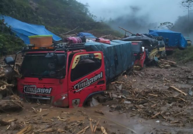 
					Kendaraan truk terdampak longsor di Yalimo di Jalan Trans Papua yang menghubungkan Jayapura-Wamena. Foto: ist