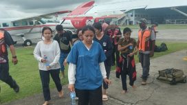 tenaga medis yang berhasil keluar dari Korowai Batu pascapenembakan pesawat Smart Air. Foto: Humas Polda Papua.