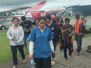 tenaga medis yang berhasil keluar dari Korowai Batu pascapenembakan pesawat Smart Air. Foto: Humas Polda Papua.