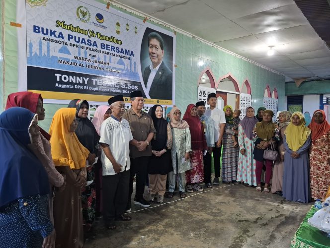 
					Tonny Tesar menghadiri buka puasa di Masjid Darul Furqon, Serui.  Foto:  Ainun Faathirjal/Kabarpapua.co