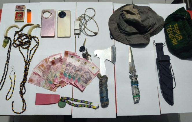 
					Sejumlah barang bukti yang didapat dari pelaku curas yang ditangkap di sekitar Pasar Oyehe, Nabire. (Foto dok:IST)