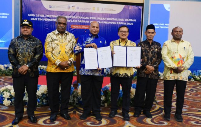 
					Foto bersama usai penandatanganan komitmen hasil HLM TPID dan TP2DD untuk peningkatan kuantitas dan kualitas pengendalian inflasi daerah serta peningkatan ETPD. (Foto dok: BI Papua) 