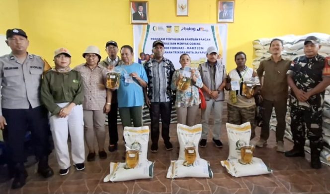 
					Perum Bulog Kantor Wilayah Papua salurkan bantuan pangan kepada 315 penerima manfaat di Kelurahan Trikora, Kota Jayapura. (KabarPapua.co/Imelda)