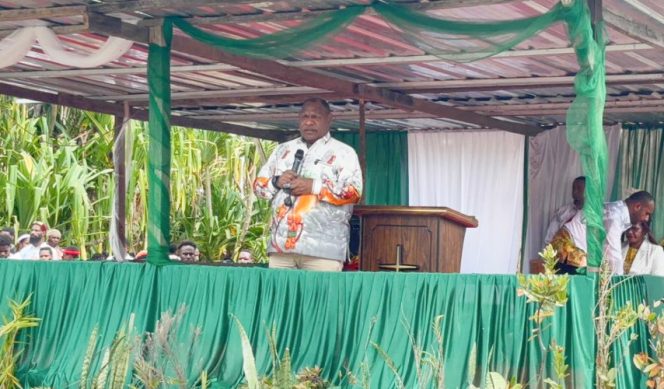 
					Bupati Jayawijaya Atenius Murip saat memberikan sambutan pada peresmian Gereja Kemah Injil Jemaat Zebaoth di Distrik Yalengga. (Foto dok: Kominfo Jayawijaya)
