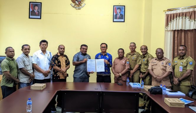 
					DPRK Kepulauan Yapen bersama Pemkab Kepulauan Yapen menunjukkan dokumen kesepakatan Raperda RTRW 2026-2046 usai rapat. (KabarPapua.co/Ainun Faathirjal)
