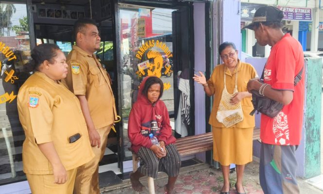 
					Sekretaris Dinsos Kabupaten Nabire bersama tim saat mengamankan ODGJ. (KabarPapua.co/Agies Pranoto)