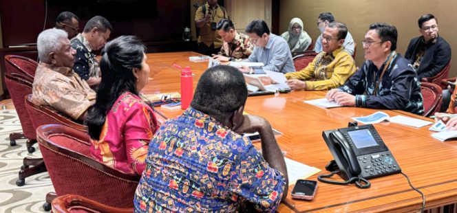 
					Direktur Utama BPJS Kesehatan, Prihati Pujowaskito (batik kuning) melakukan kunjungan strategis bersama Bupati Mimika, Johannes Rettob. Foto: BPJS Kesehatan Jayapura 