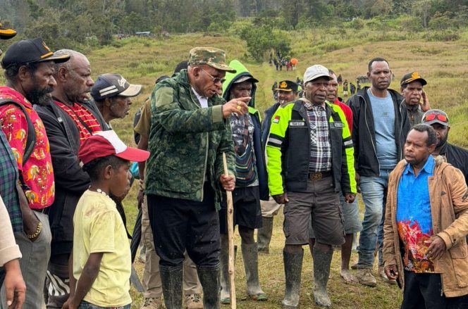 
					Bupati Puncak, Elvis Tabuni sedang mengecek lahan until dijadikan pusat pemerintahan di Distrik Gome. Foto: Diskominfo Puncak