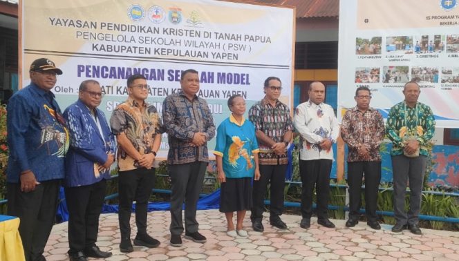 
					Bupati Yapen Benyamin Arisoy bersama pengurus YPK dan tamu undangan saat launching perencanaan SD YPK 2 Imanuel sebagai sekolah model di Serui, Minggu (8/3/2026). Foto:  Ainun Faathirjal/Kabarpapua.co
