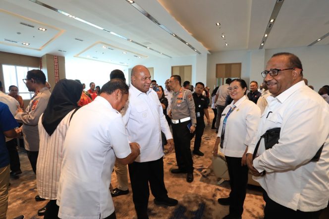 
					Wakil Bupati Kepulauan Yapen Roi Palunga mengikuti rapat koordinasi pemantauan kesiapan perayaan Hari Raya Idul Fitri 1447 Hijriah/2026 yang dipimpin Gubernur Papua Matius D. Fakhiri di Kantor Gubernur Papua, Jayapura. Foto: Humas Pemkab Yapen 