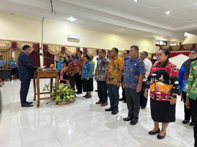 
					Bupati Kepulauan Yapen Benyamin Arisoy  melantik pengurus Dewan Kerajinan Nasional Daerah (Dekranasda), Tim Pembina Posyandu, serta Kelompok Kerja (Pokja) Bunda PAUD Kabupaten Kepulauan Yapen untuk masa bakti 2025-2030. Foto: Humas Pemkab Yapen.