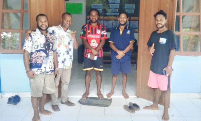 
					Kabag Umum Sekretariat Daerah Kabupaten Jayawijaya Zakius Degei saat melakukan peninjauan ke AMPJ Nayak III di Kota Jayapura. (Foto: istimewa)
