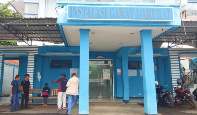 
					Guna perawatan intensef, Tim Teknis Dinsos Kabupaten Nabire serahkan pasien ODGJ ke RSJ Abepura. (Foto dok: Dinsos Kabupaten Nabire)