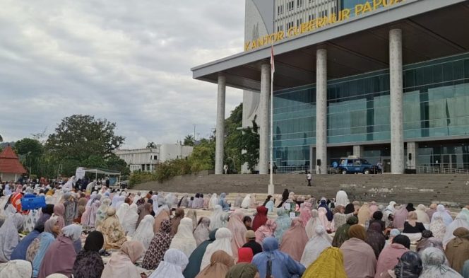 
					Suasana pelaksanaan salat Idulfitri 1447 H di halaman Kantor Gubernur Papua, Kota Jayapura. (KabarPapua.co/Imelda)