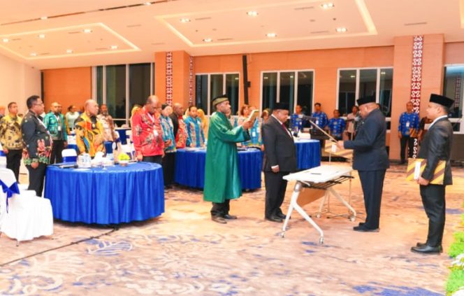 
					Suasana saat Gubernur Papua, Matius D. Fakhiri, melantik Alibaham Temongmere sebagai Komisaris Non Independen PT BPD Papua. (Foto dok: Pemprov Papua)