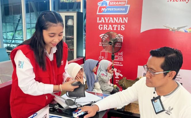 
					Selain dukung kelancaran di udara, Pertamina Patra Niaga juga hadirkan Serambi MyPertamina di Bandara DEO Sorong. (Foto dok: Pertamina Papua) 