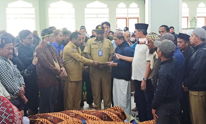 
					Pemkab Jayawijaya melalui Asisten II Setda Kabupaten Jayawijaya Lekius Jikwa hadir dalam pelepasan jenazah. (Foto: istimewa)