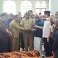 Pemkab Jayawijaya melalui Asisten II Setda Kabupaten Jayawijaya Lekius Jikwa hadir dalam pelepasan jenazah. (Foto: istimewa)