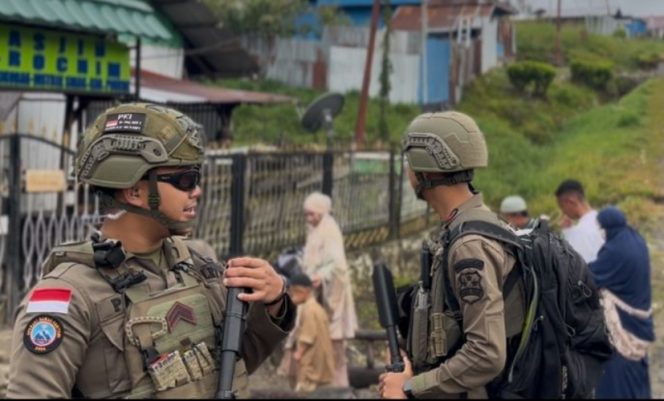 
					Upaya jaga keamanan dan kamtibmas saat pelaksanaan salat Idufitri di Distrik Sinak, Puncak, Papua Tengah. (Foto dok: Satgas Operasi Damai Cartenz-2026) 