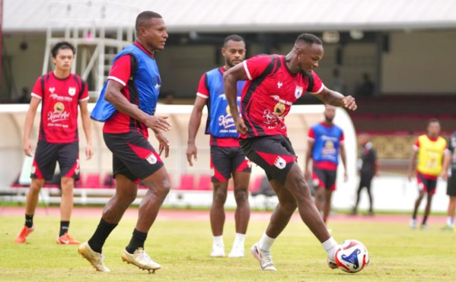 
					Tim Persipura saat menjalani latihan. (Foto dok: Tim Persipura Jayapura)