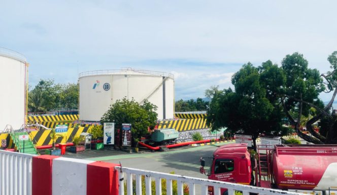
					Terminal BBM Pertamina di Dok 8, Kota Jayapura, Papua adalah fasilitas utama distribusi BBM yang berfungsi sebagai penyedia pasokan BBM untuk SPBU. (KabarPapua.co/Cunding Levi) 