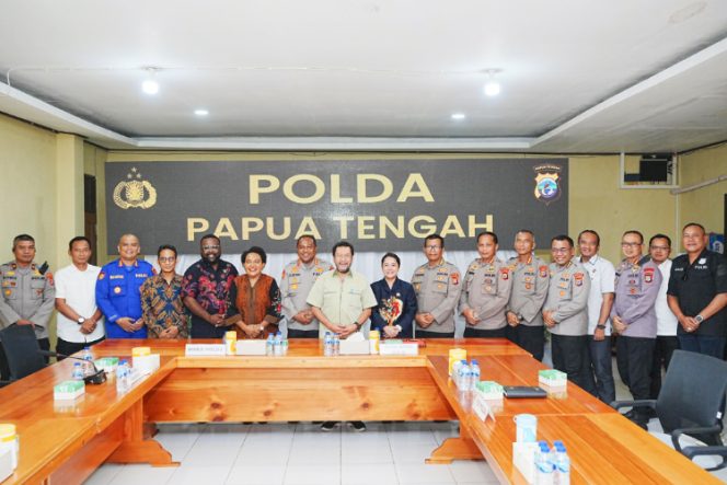 
					Foto bersama saat Polda Papua Tengah menerima kunker Waket DPD RI. (Foto dok: Polda Papua Tengah)