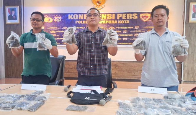 
					Satuan Reserse Narkoba Polresta Jayapura Kota memperlihatkan barang bukti usai berhasil mengungkap tiga kasus peredaran narkotika jenis ganja dalam waktu semalam.  (KabarPapua.co/Imelda)