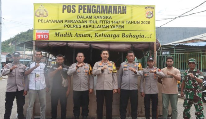 
					Kapolres Yapen bersama personel di Pos Pengamanan Operasi Ketupat Cartenz 2026 Polres Kepulauan Yapen di kawasan Pasar Serui. (Foto dok: Humas Polres Kepulauan Yapen)