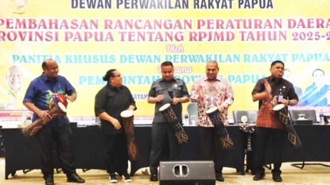 
					Pembukaan rapat kerja terkait Pembahasan RPJMD 2025-2029 di Kantor DPR Papua. (KabarPapua.co/Imelda)