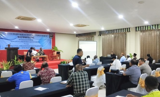 
					Suasana pelaksanaan konsultasi publik Ranperdasus yang digelar di Hotel Grand Papua Kaimana, Jumat 6 Maret 2026. (KabarPapua.co/Yosias Wambrauw)